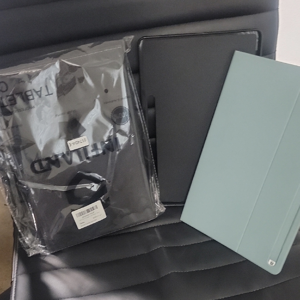 Tablet Case in Light Blue And Black Cover For S8+ Samsung. 1 Comes Woth Keyboard